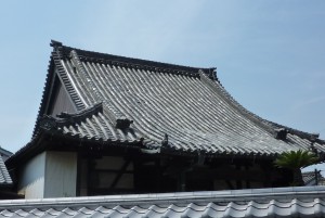 【工事事例】淡路産段付飛鳥野瓦を使用して、お寺の瓦屋根を軽量化。土葺きから空葺きへ。