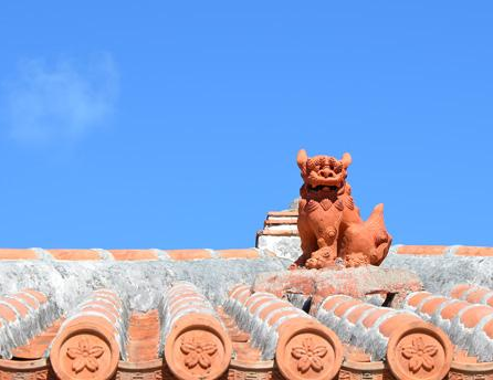 沖縄と言えばシーサー シーサーは家の守り神なんです 魔除けの意味合いがあります 瓦寅スタッフブログ 屋根の修繕 リフォーム最強プロ集団